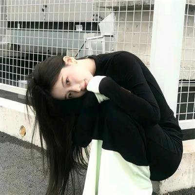 皎若云间月